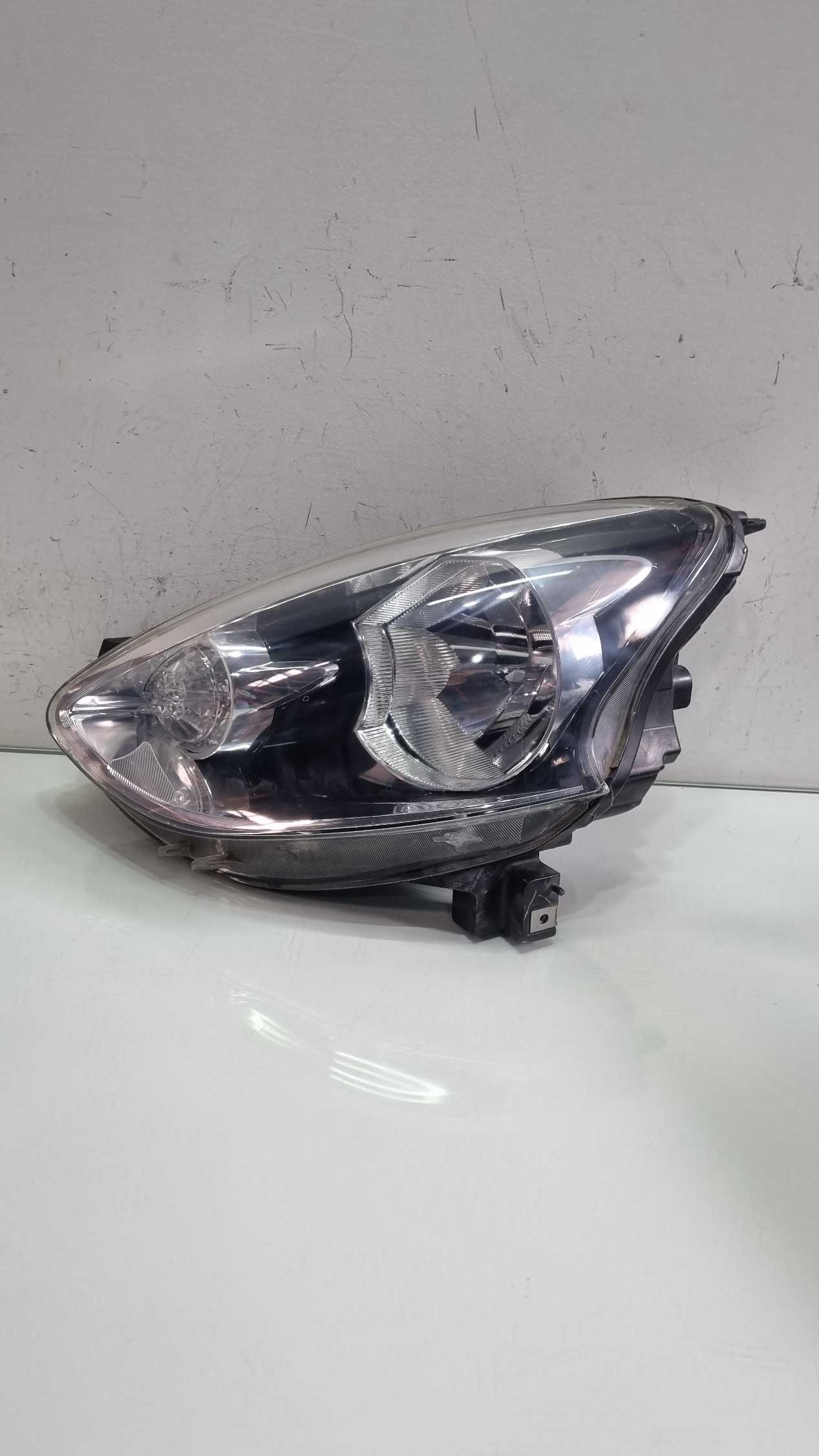 Farol lado esquerdo Nissan New MarchModelo 2016/2020 2