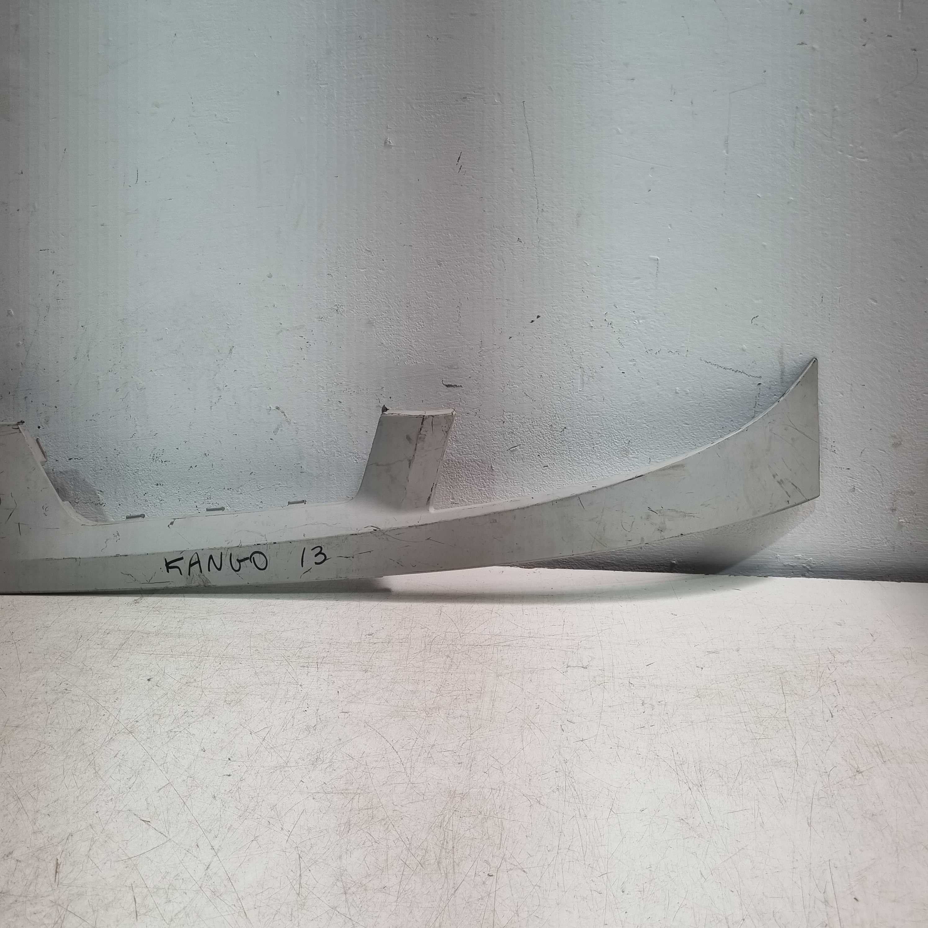 Moldura Da Grade Superior Renault Kangoo Modelos 2009/2014 3