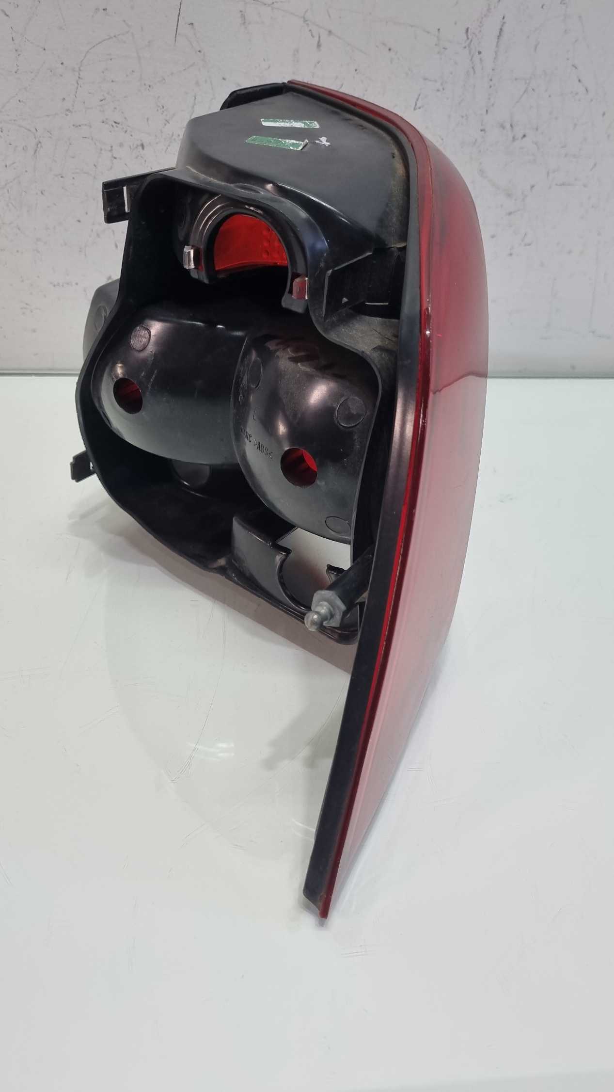 Lanterna lado esquerdo Volkswagen Voyage  modelo 2009/2012 3