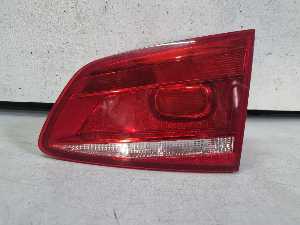 Lanterna Dir. Da Tampa Traseira Volkswagen Passat 2011/2014