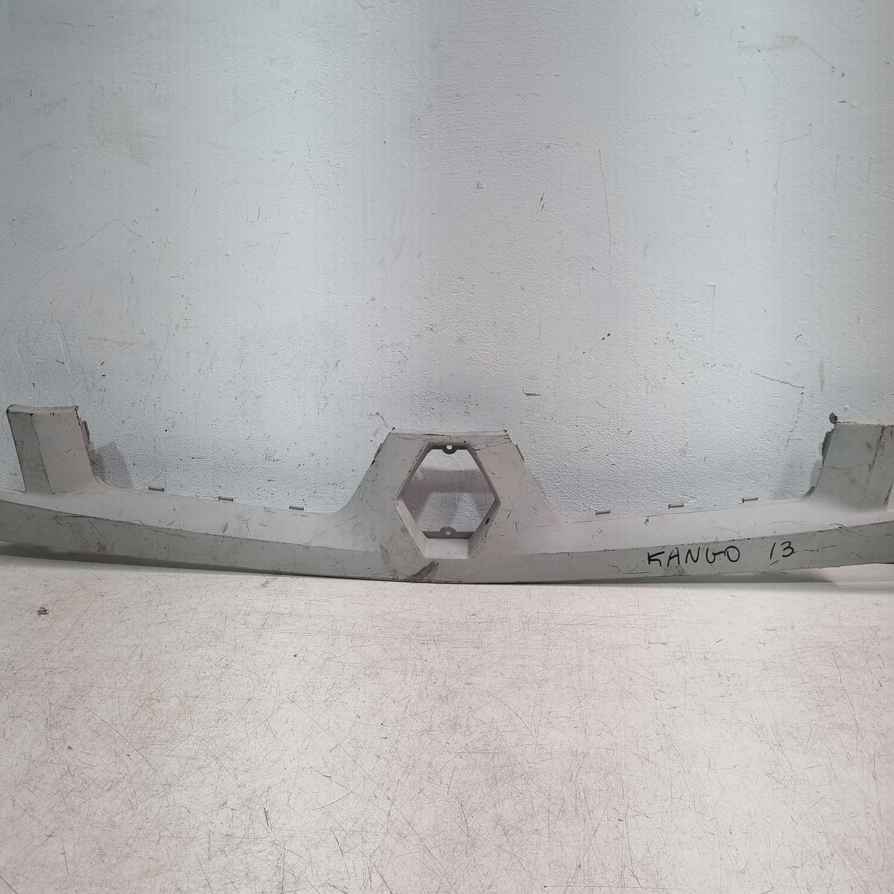 Moldura Da Grade Superior Renault Kangoo Modelos 2009/2014 2