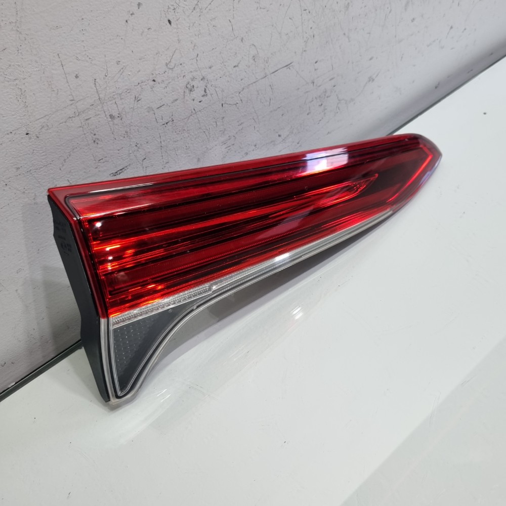 Lanterna Esquerda Tampa Toyota Hilux Sw4 2020 2021 2022 2023 Esquerdo/motorista