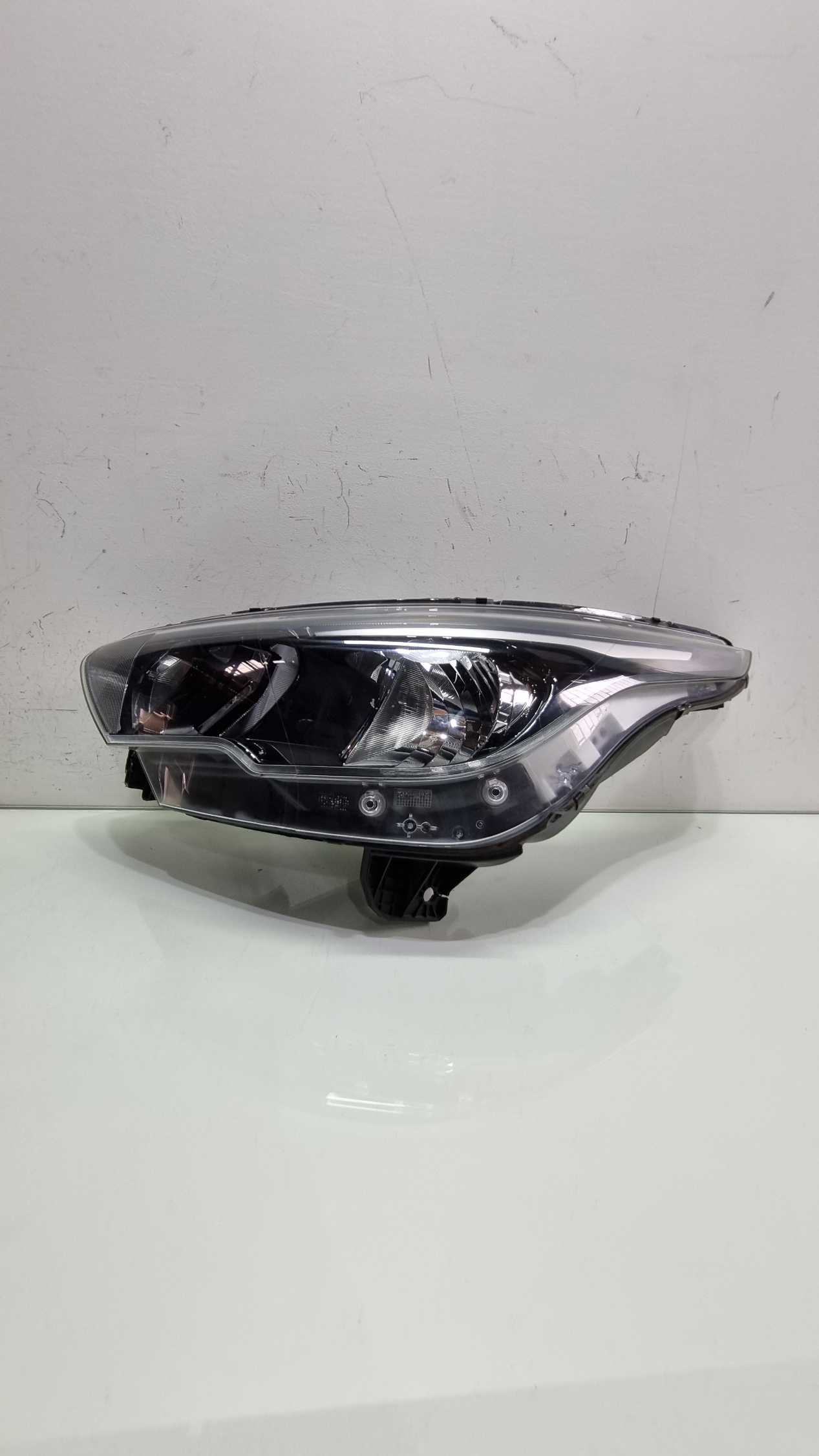 Farol lado esquerdo s/led mascara negra Fiat Argo 2017/2023 2