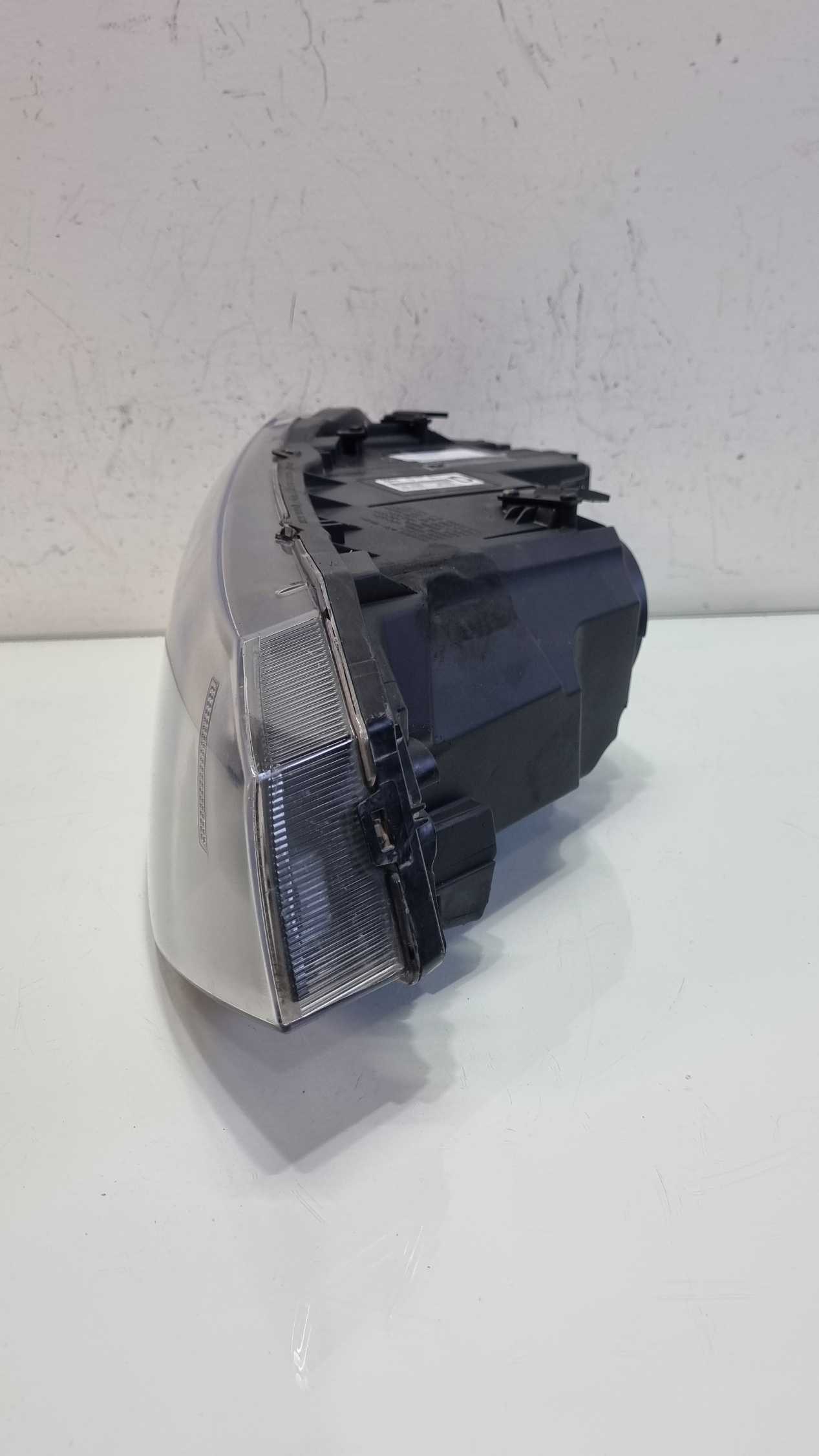 Farol lado direito mascara negra Volkswagen Polo 2017/2022 2