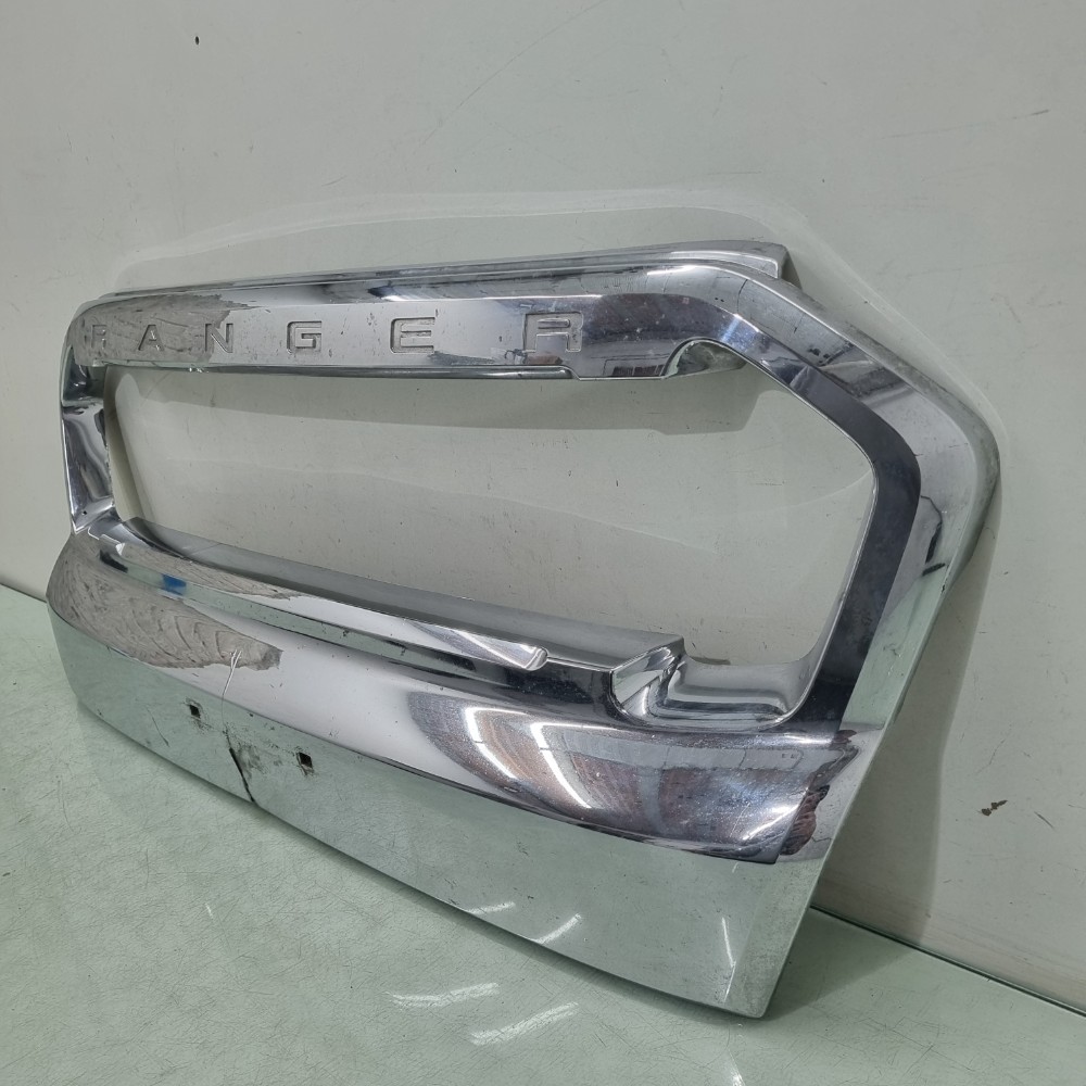 Moldura Central Grade Ford Ranger 2017/2019 C/avaria Usada 2