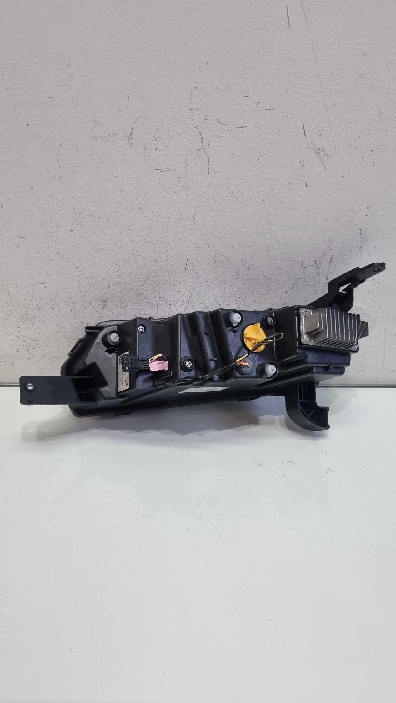 Farol lado direito superior Renault Kwid modelo 2022/2025 3