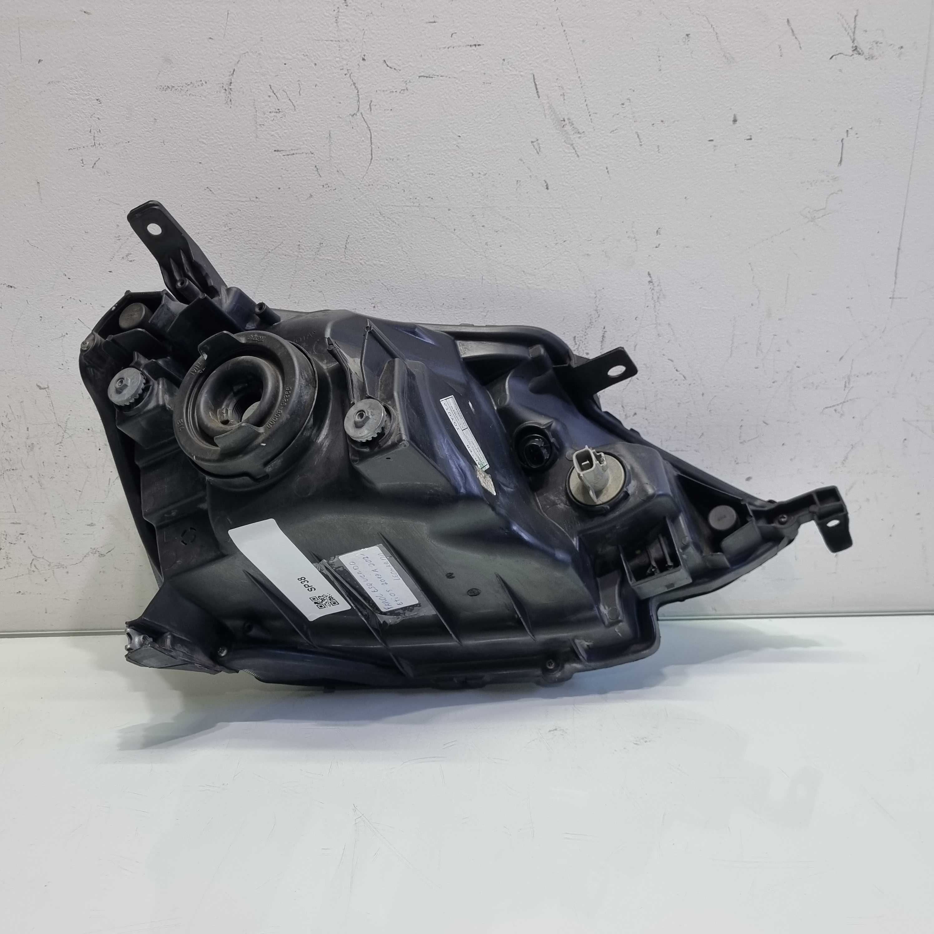 Farol lado esquerdo Toyota Etios mascara negra 2015/2019 3