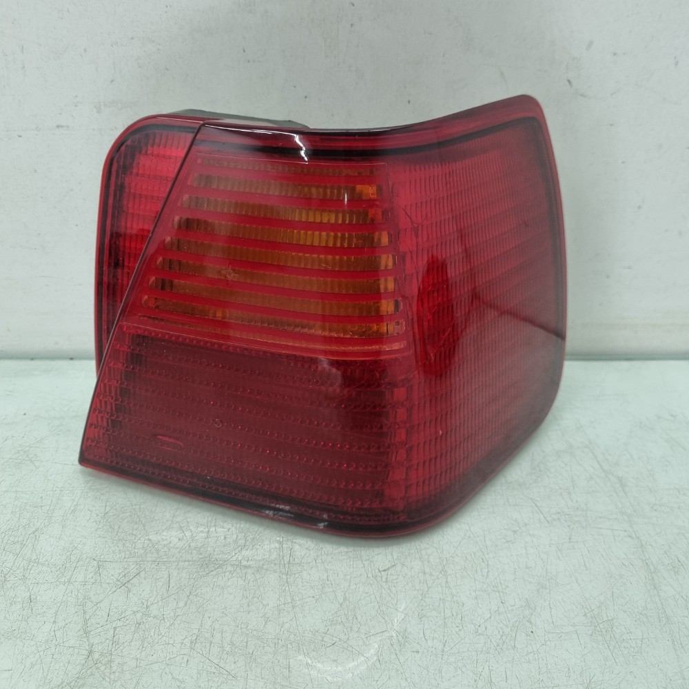 Lanterna Traseira Direito Volkswagen Santana 1998/2004 – Dir 5