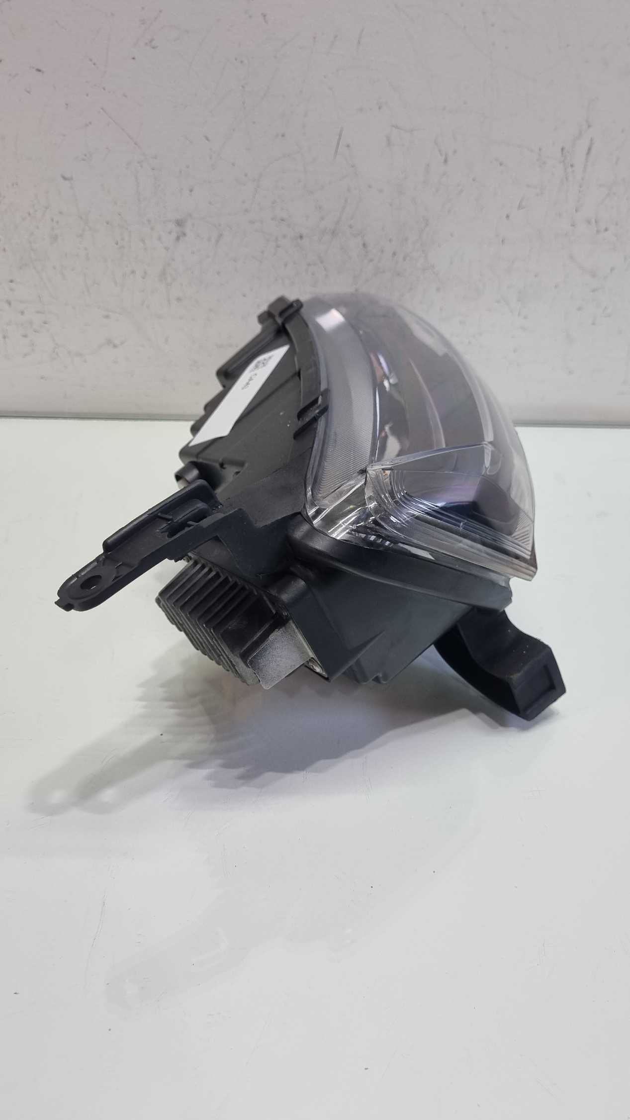 Farol lado direito superior Renault Kwid modelo 2022/2025 1