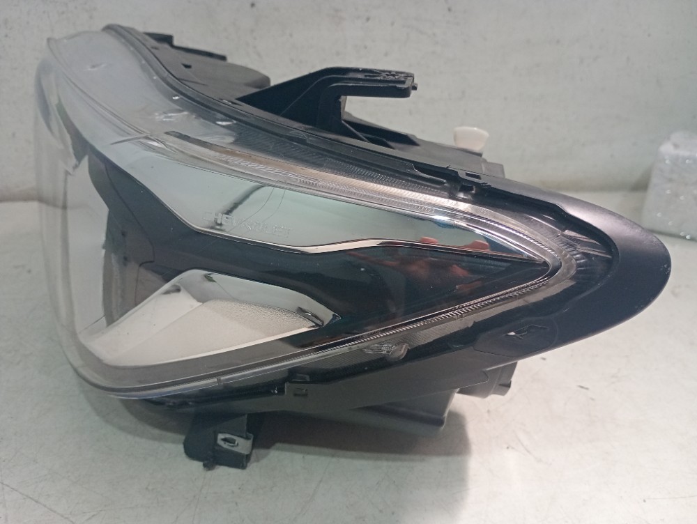 Farol Dianteiro Esquerdo Chevrolet Tracker 2020/2023 Esquerdo/motorista 2