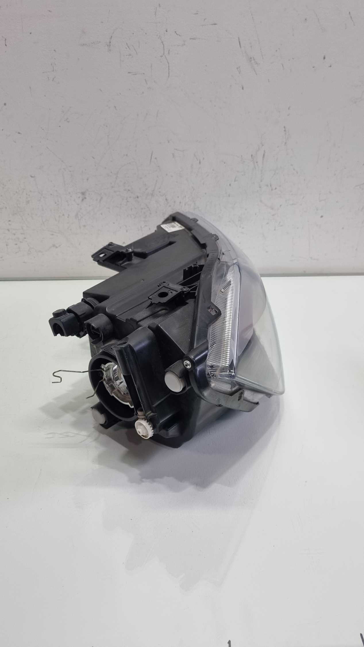 Farol lado direito Volkswagen Polo Tracker modelo 2023/2025 3