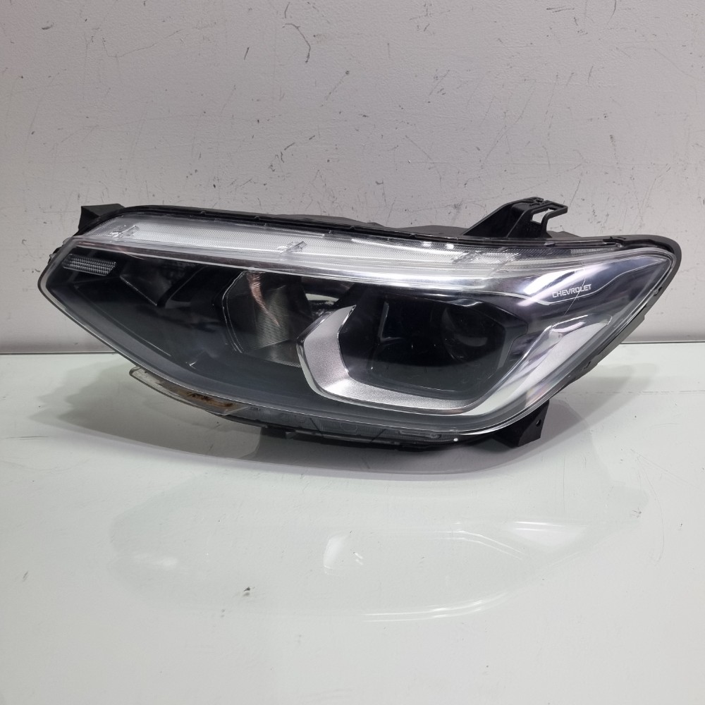Farol Do Lado Esquerdo Chevrolet Tracker Modelos 2020/2024 Esquerdo/motorista