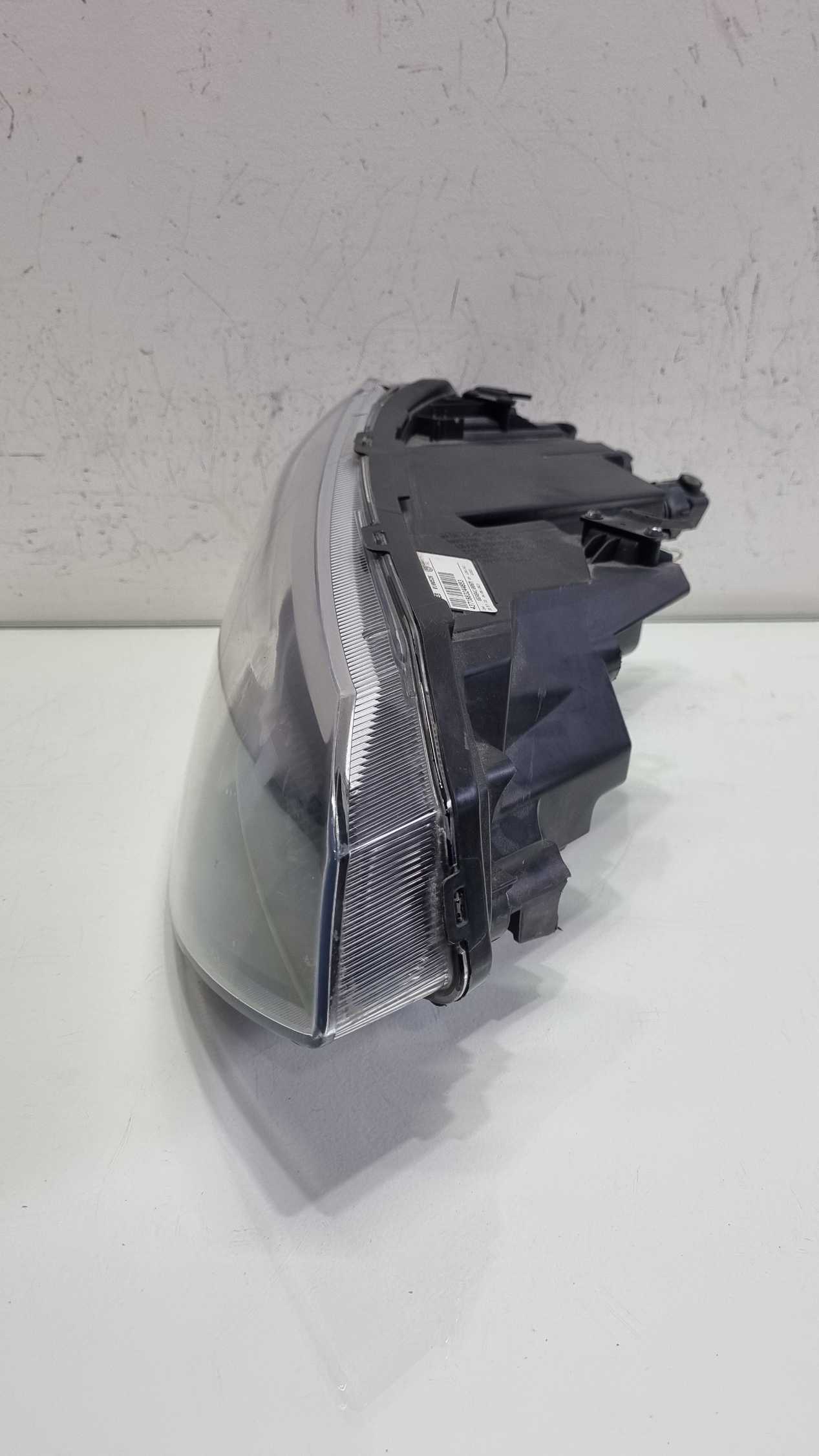Farol lado direito Volkswagen Polo Tracker modelo 2023/2025 2