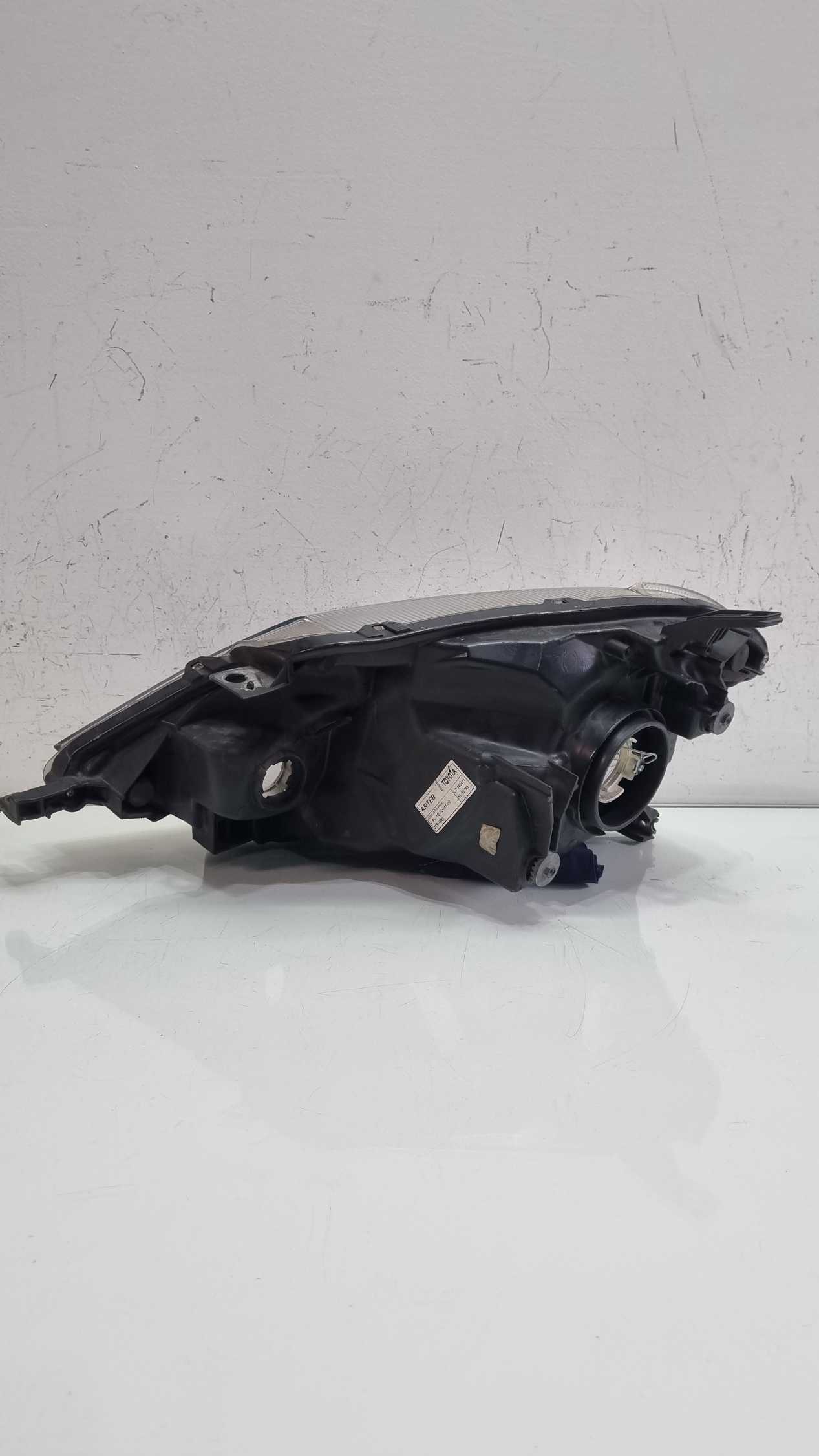 Farol lado direito Toyota Etios modelo 2013/2017 1