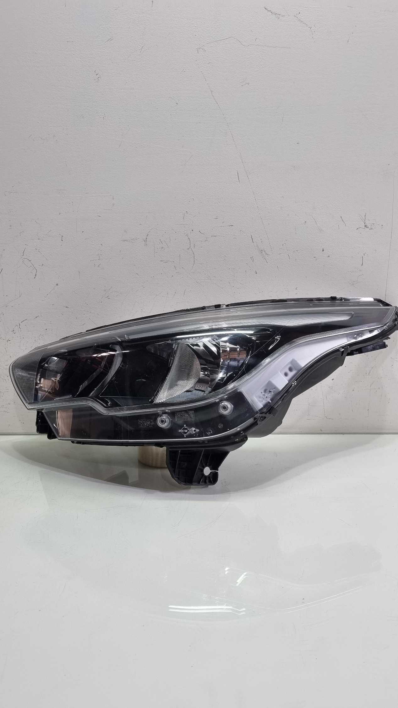 Farol lado esquerdo com led mascar negra FIAT ARGO 2017/2023 4
