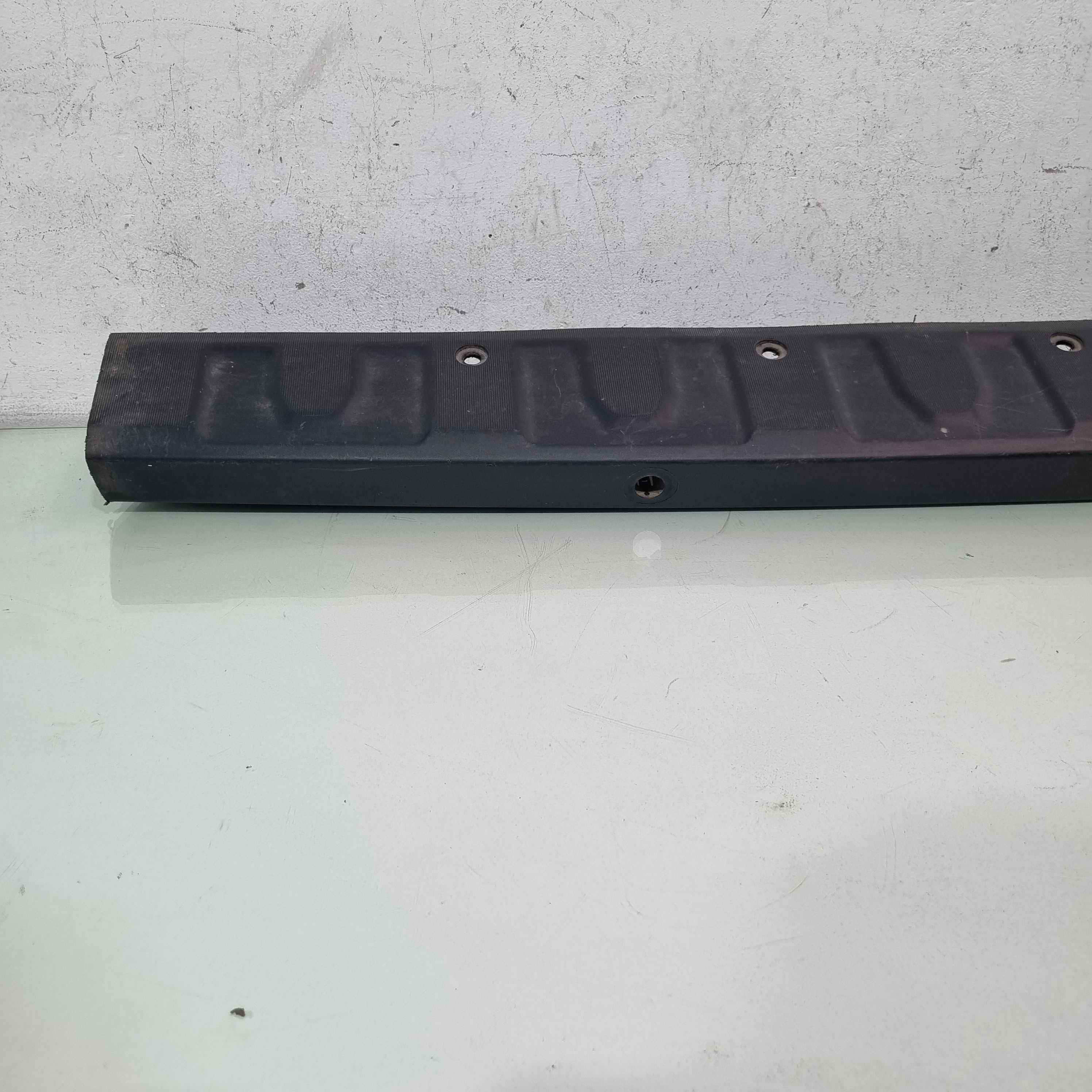 Moldura Central Parachoque Traseiro Fiat Strada 2020/2023 3