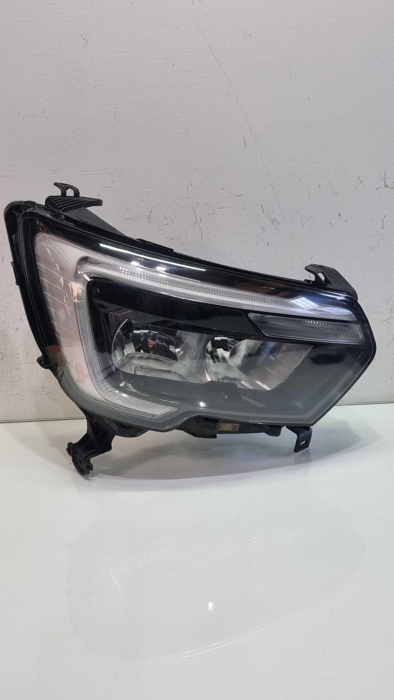 Farol direito Renault Master 2020/2024 1