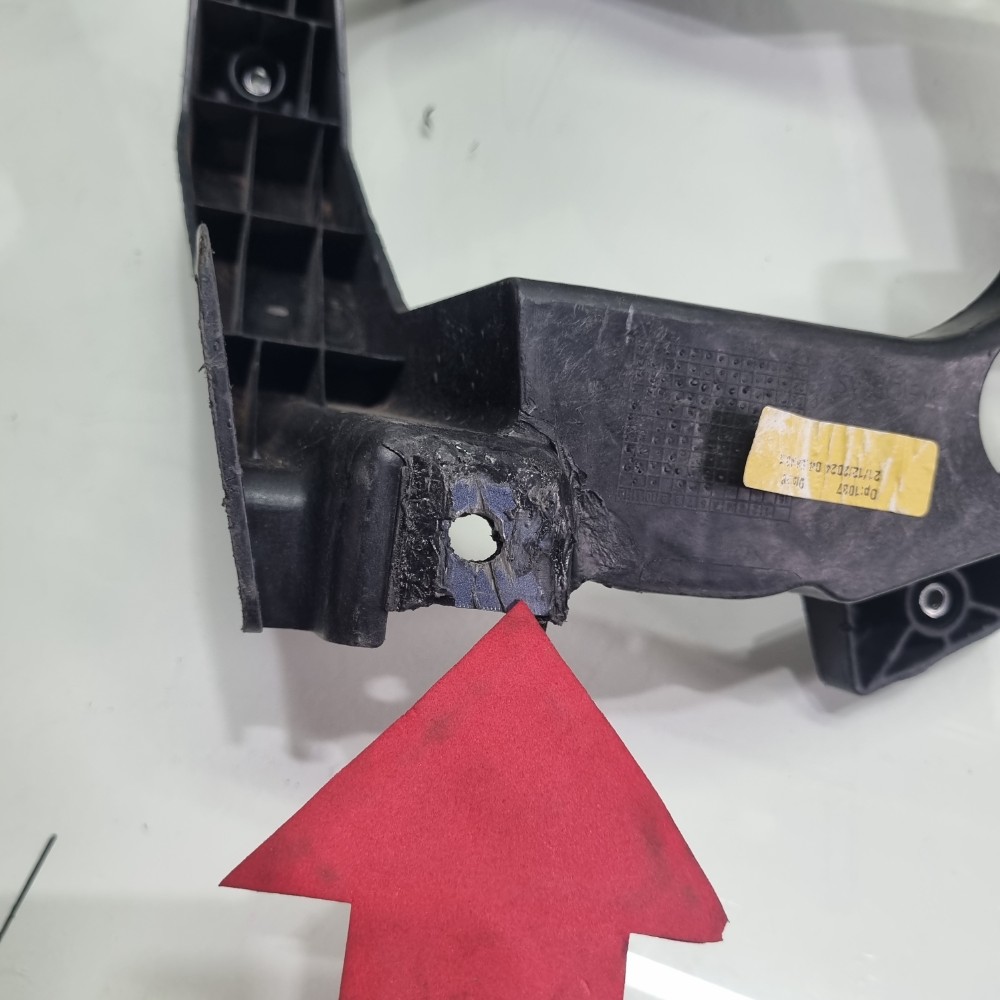 Suporte Direito do Farol Inferior Fiat Toro 2016–2024 Original 5