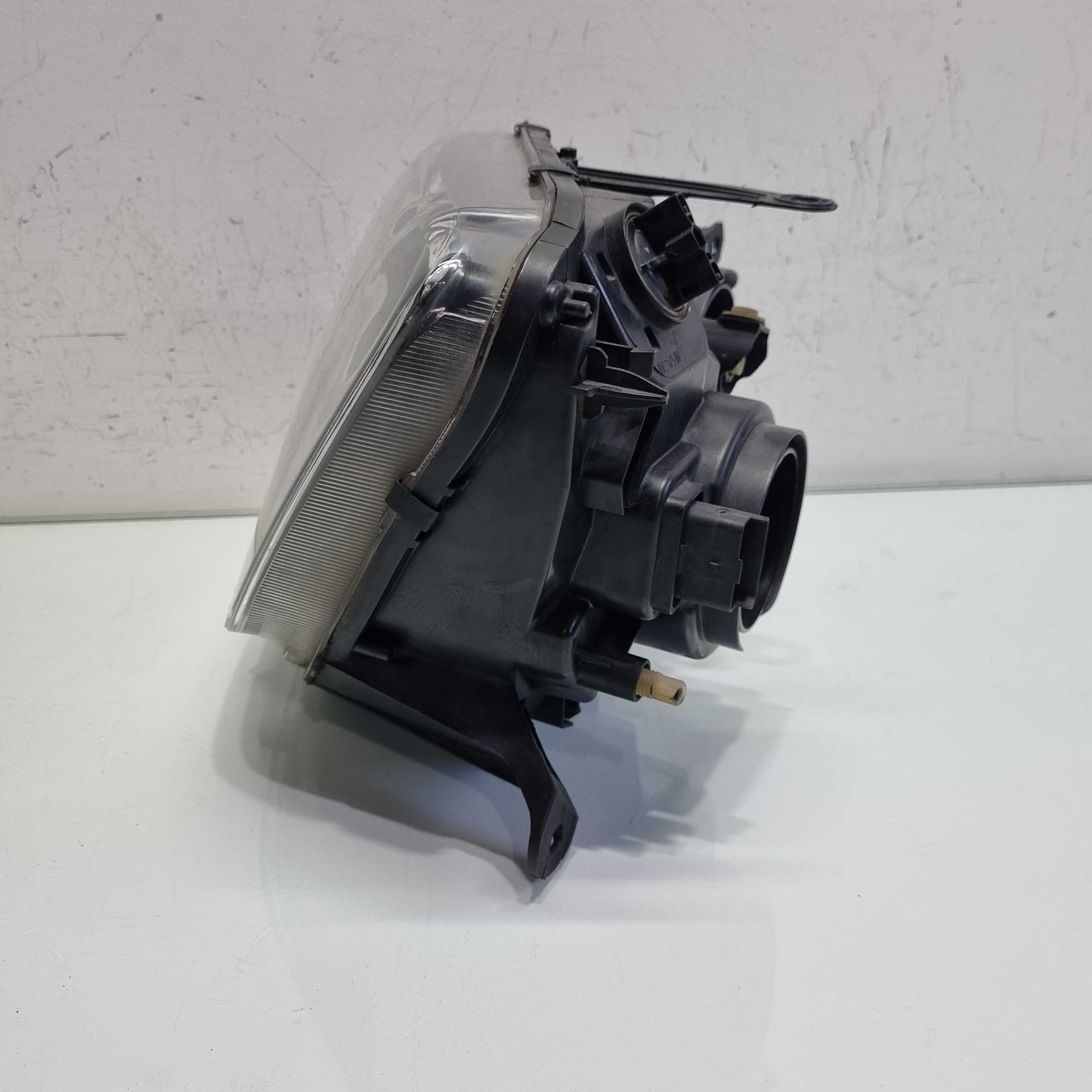 Farol lado esquerdo Renault Duster mascara negra 2016/2020 2
