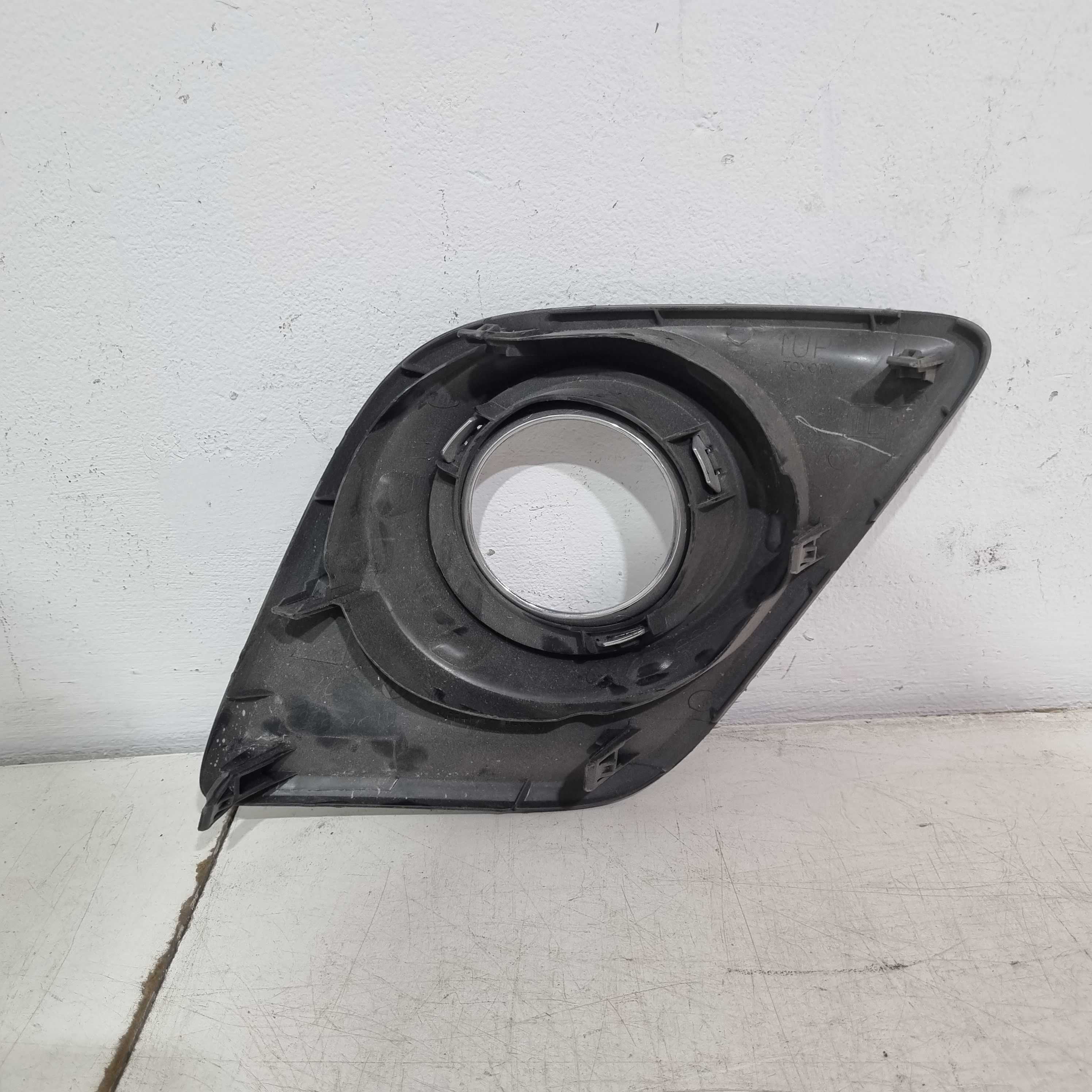 Moldura Farol De Milha Esquerda Toyota Hilux 2016/2019 Esquerdo 2