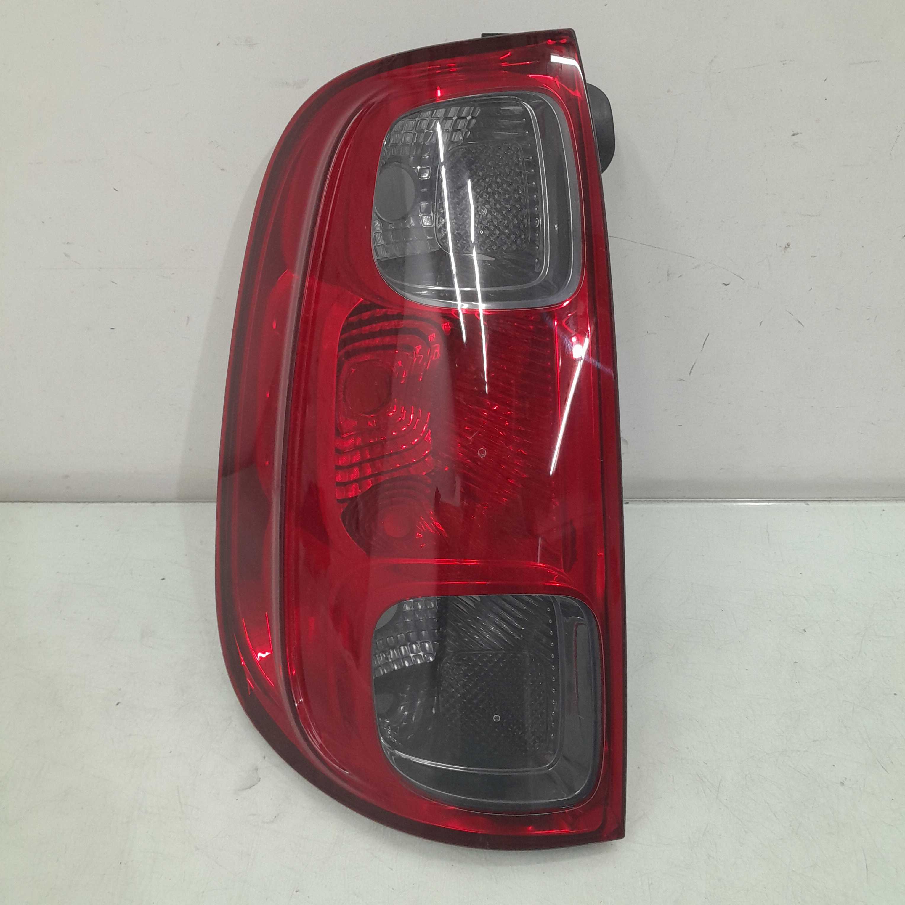 Lanterna Traseira Esquerda Fume Fiat Uno Vivace 2011/2015 1