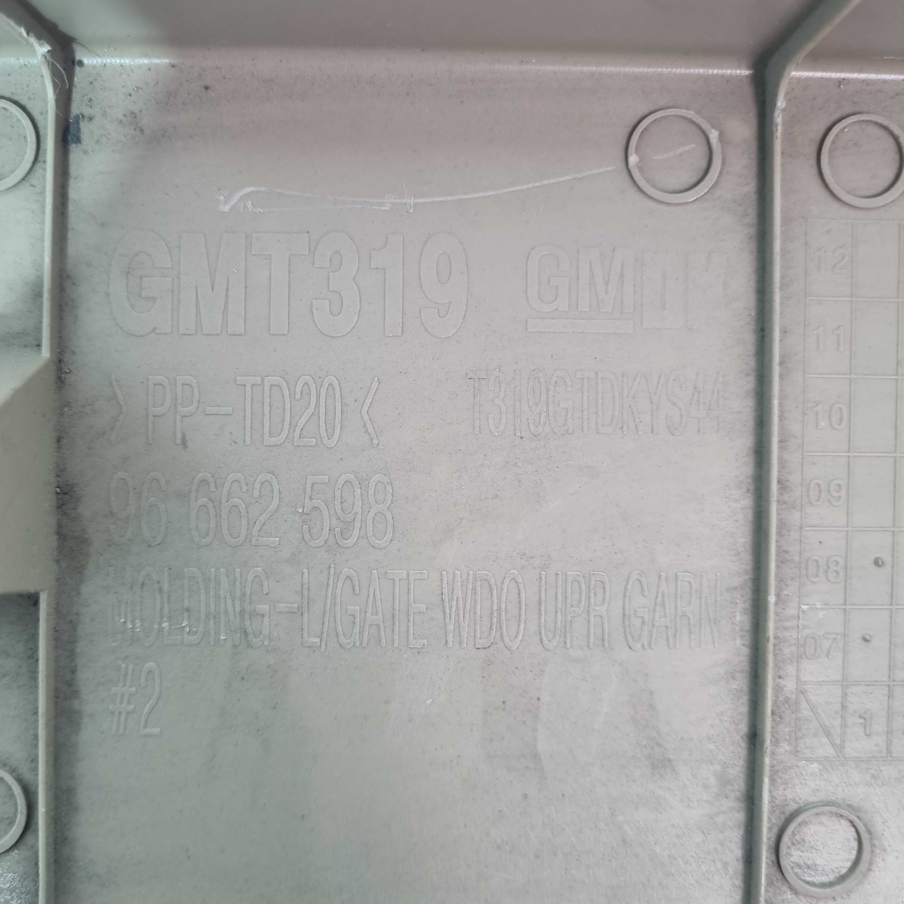 Moldura Do Porta Malas Chevrolet Captiva Modelos 2010/2014 Bege 3