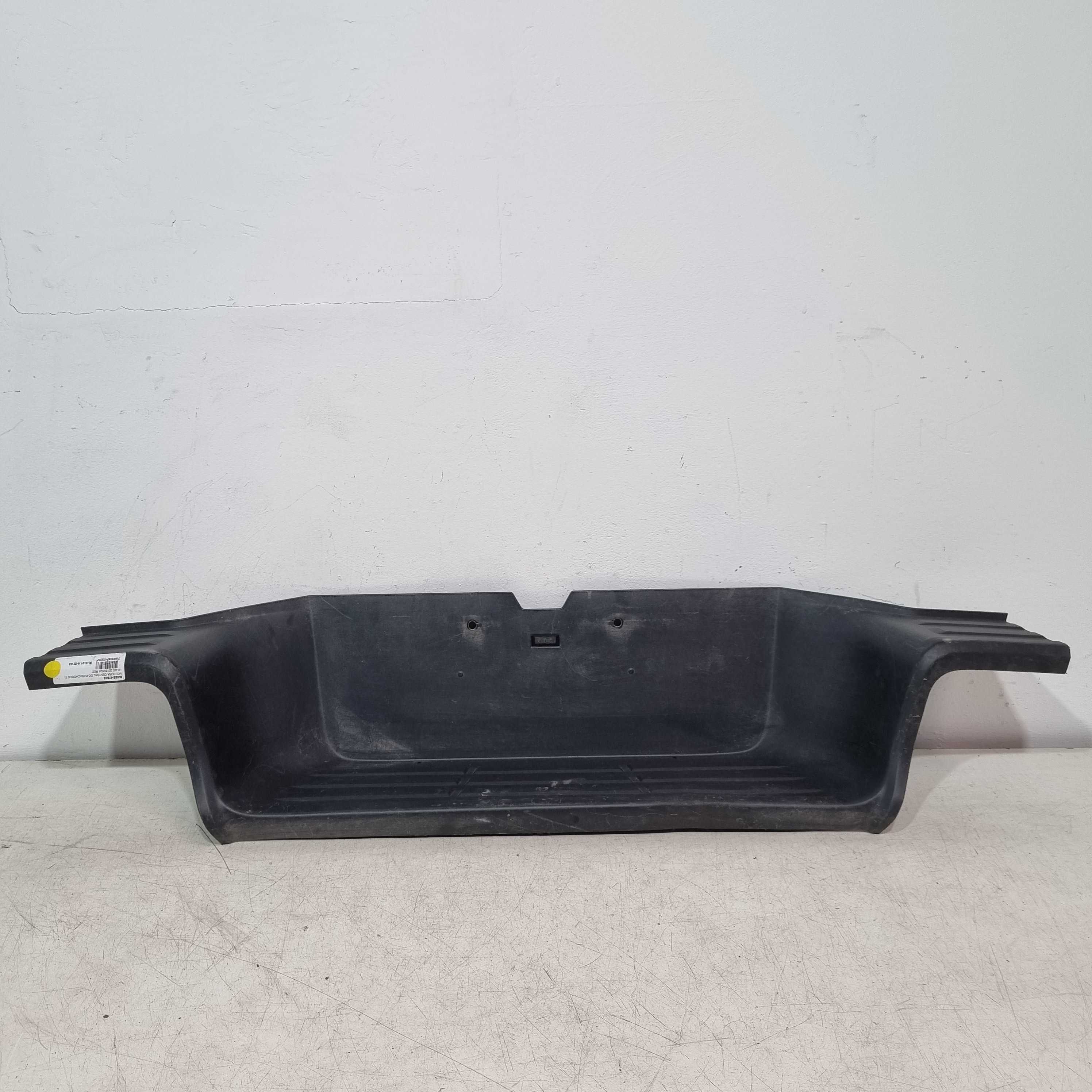 Moldura Central Parachoque Traseiro Toyota Hilux 2016/2021 1