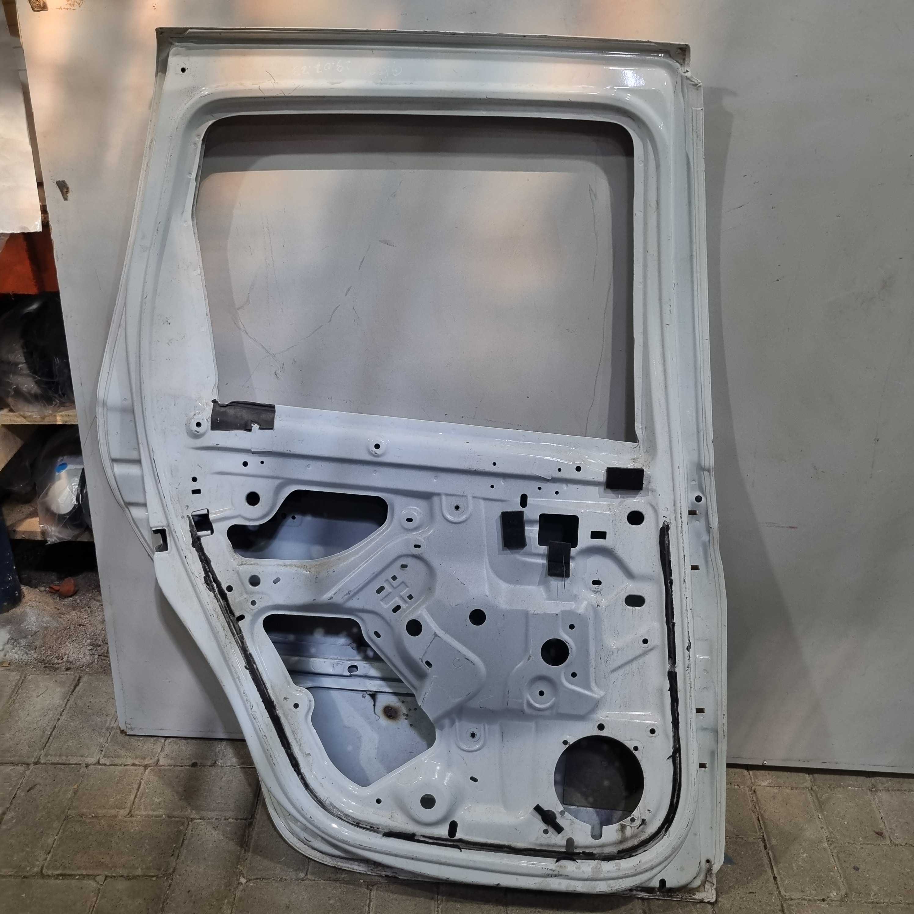 Porta traseira lado esquerdo recuperada Duster 2016/2023 2