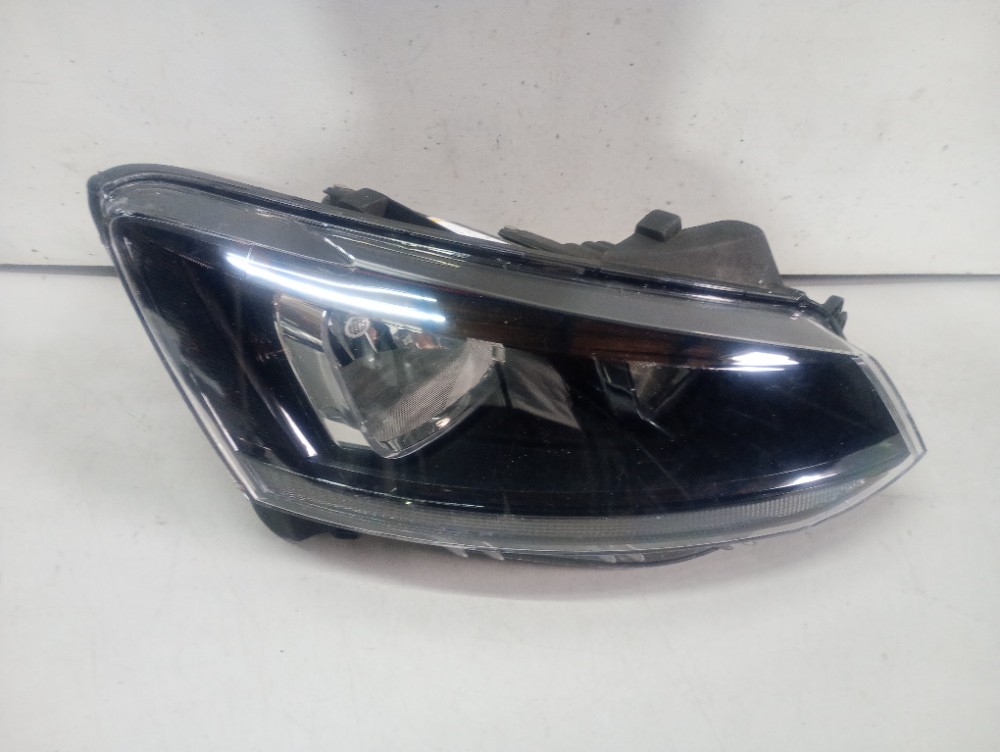 Farol Dianteiro Direito Do Volkswagen Cross Fox 2015/2021 Direito/passageiro 1