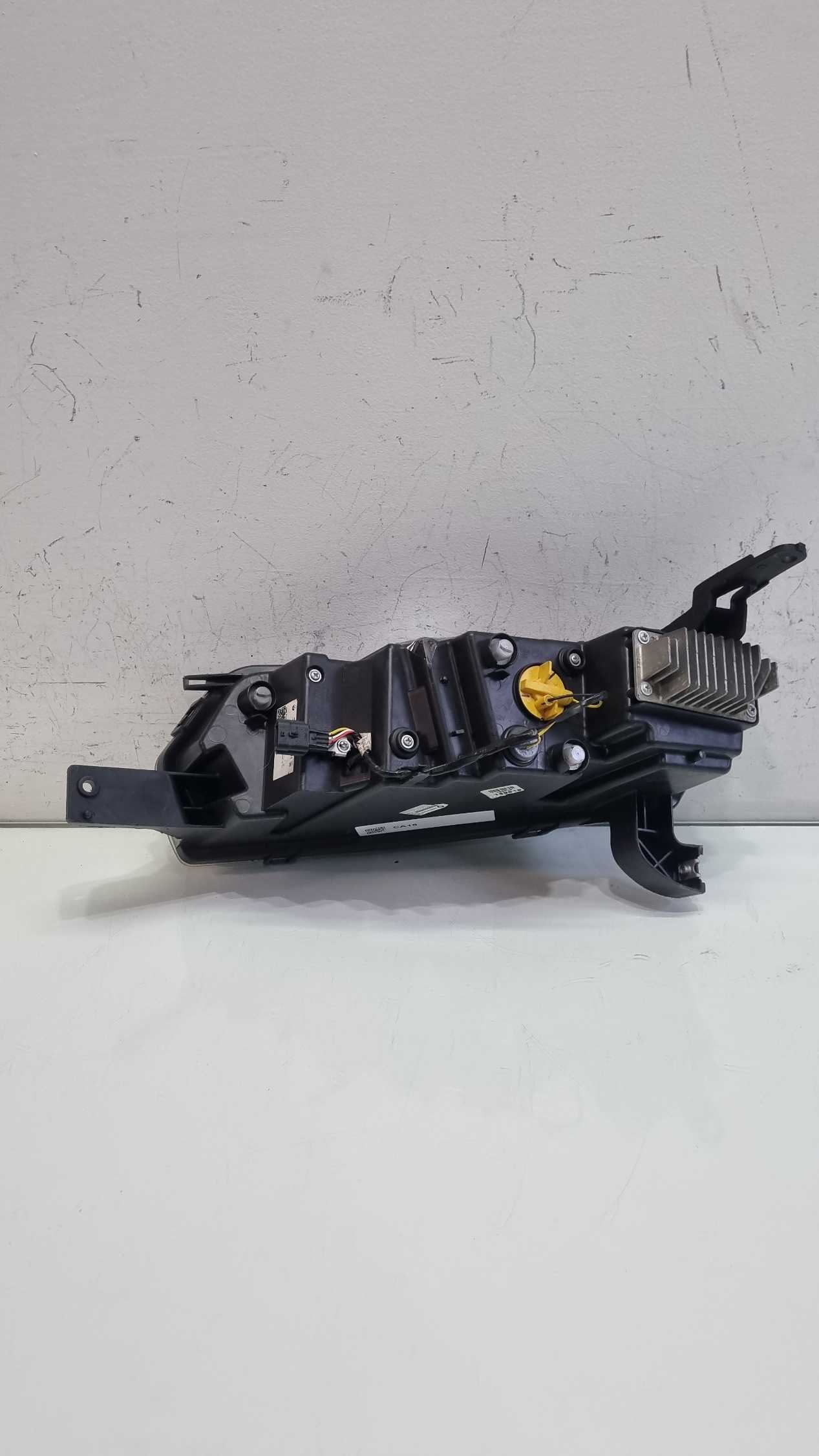Farol lado direito Led Renault Kwid modelo 2022/2024 2