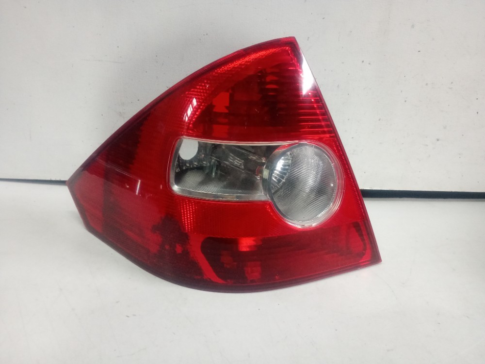Lanterna Esquerda Fiesta Sedan 2004/2008 Recuperado 1