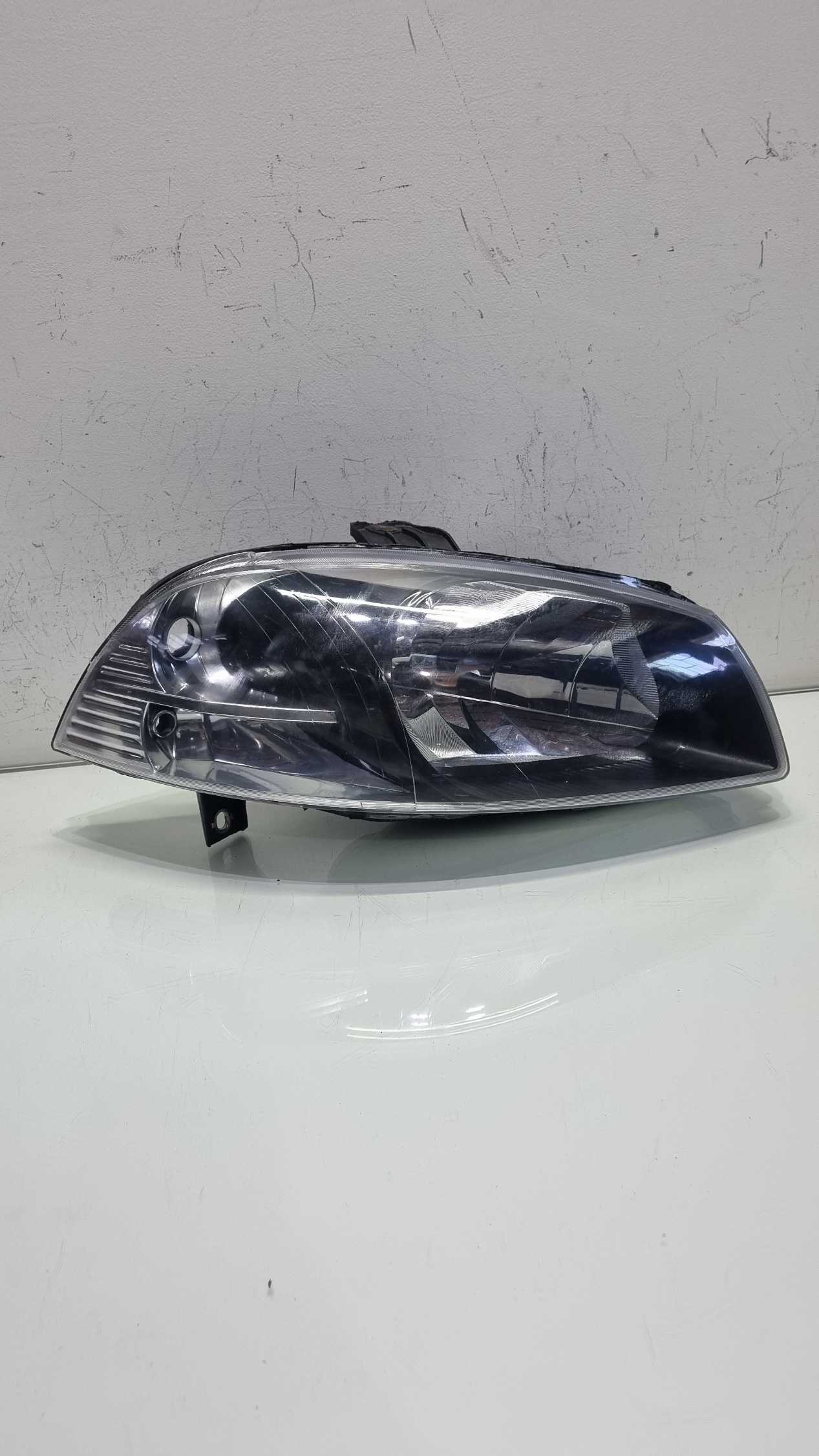 Farol lado direito mascara negra Fiat Strada 2014/2019 3