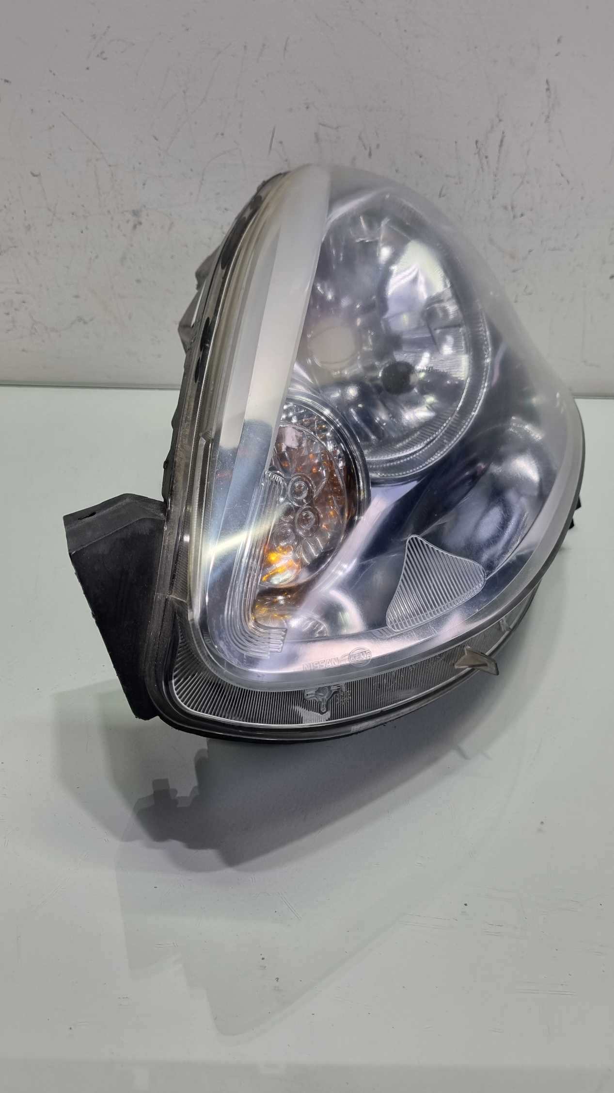Farol lado esquerdo March 2016/2021 3