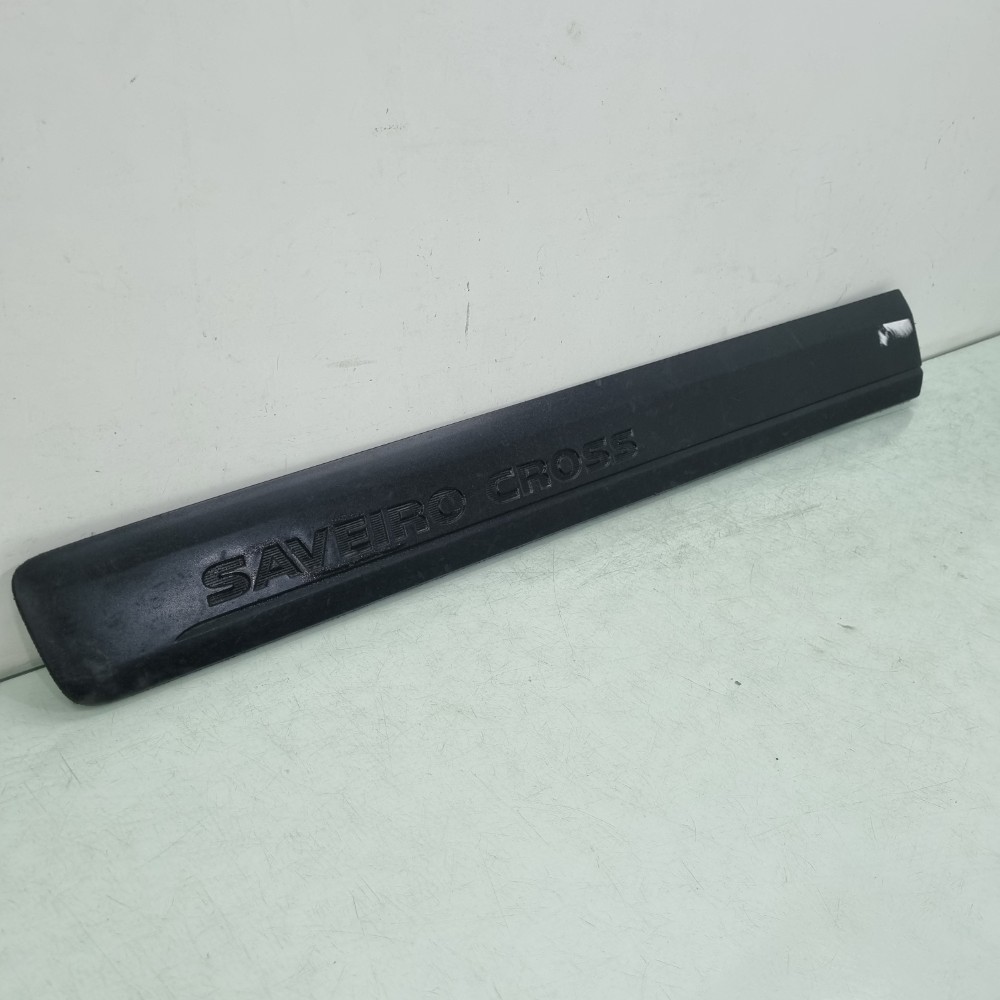 Moldura Diant. Esquerda Vw Saveiro Cross 2009/2016 Usado.