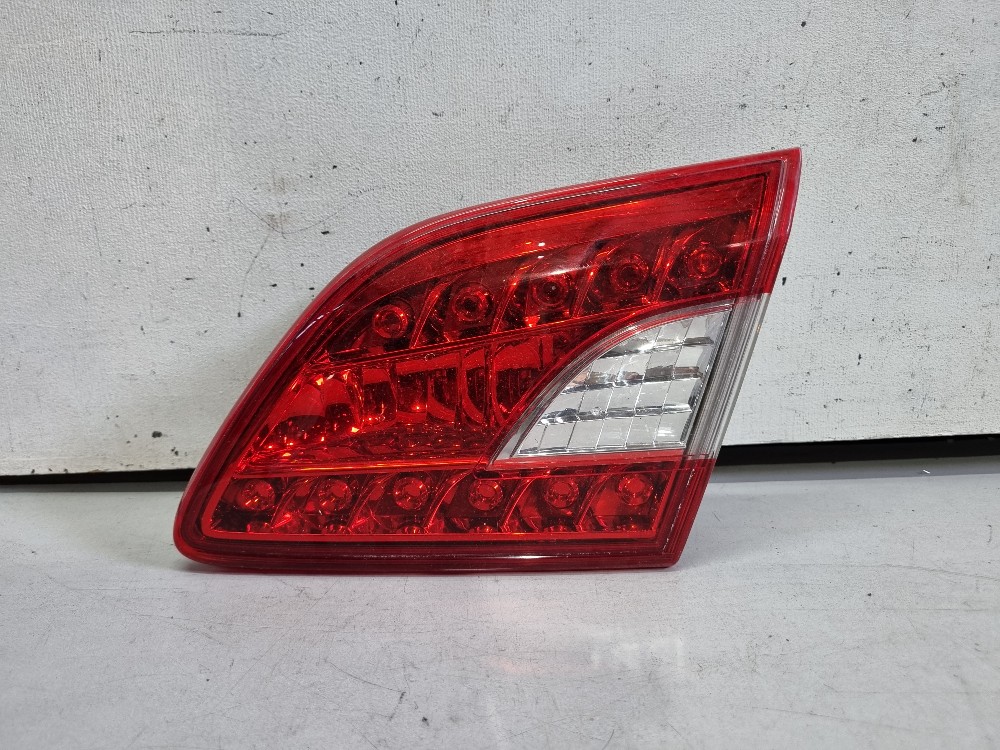 Lanterna Da Tampa Direita Do Nissan Sentra 2013/2015 Usada . Direito/passageiro